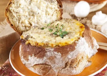 Pão recheado com queijo da serra e presunto