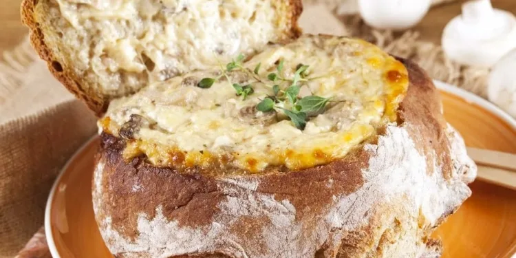 Pão recheado com queijo da serra e presunto