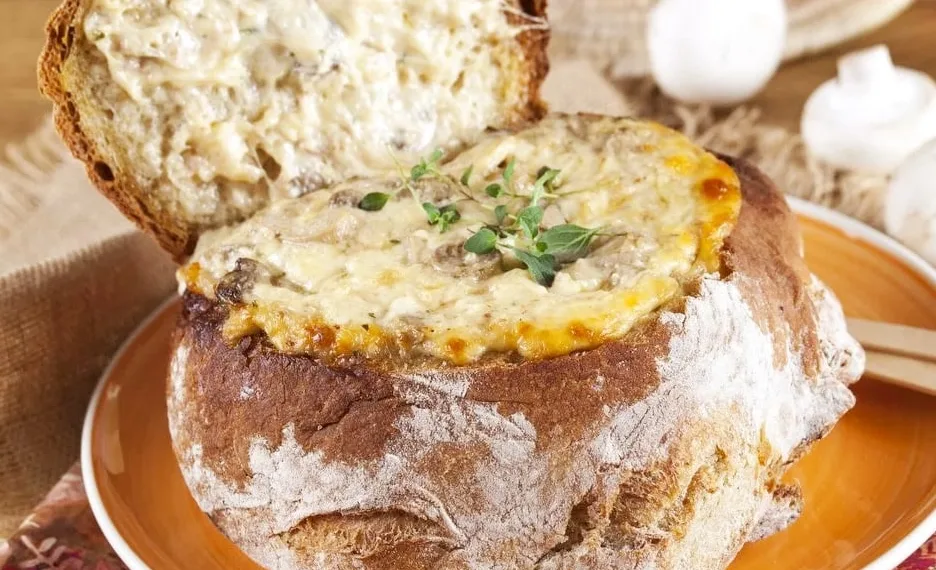Pão recheado com queijo da serra e presunto