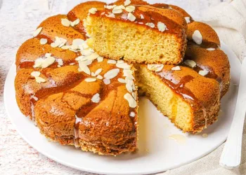 Bolo de mel e amêndoas húmido e fofinho