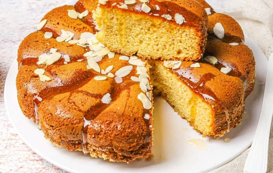 Bolo de mel e amêndoas húmido e fofinho