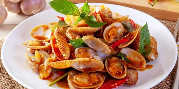 Amêijoas com cebola e tomate