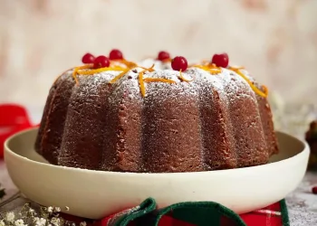 Bolo de alfarroba e laranja