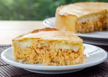 Empadão de frango e queijo