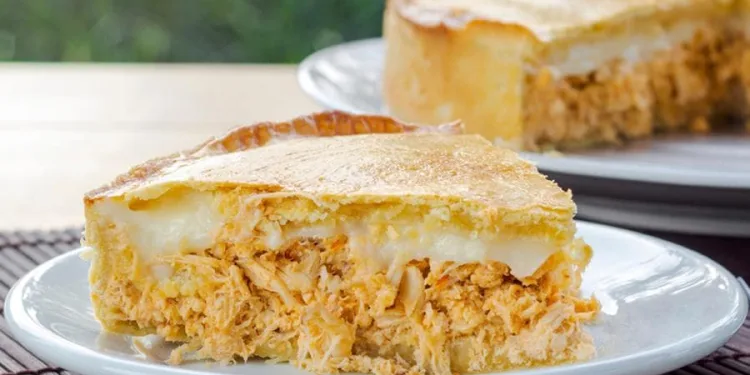 Empadão de frango e queijo