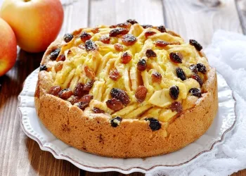 Bolo de fruta húmido e fofo