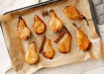 Peras assadas com mel e canela