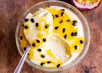 Mousse de maracujá com iogurte grego