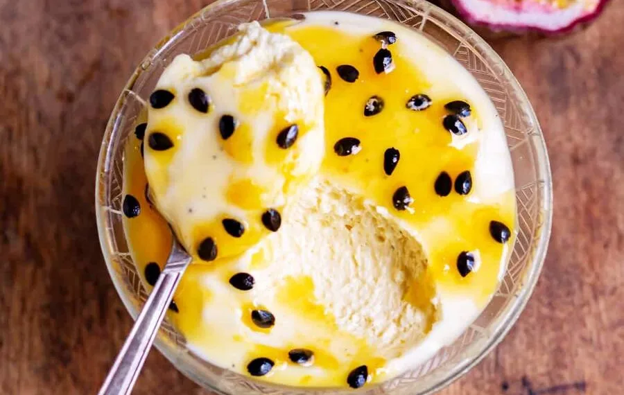 Mousse de maracujá com iogurte grego