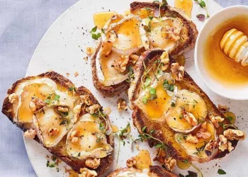 Tostas com requeijão, mel e nozes
