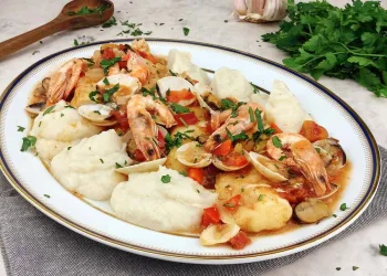 Medalhões de pescada com camarão e natas