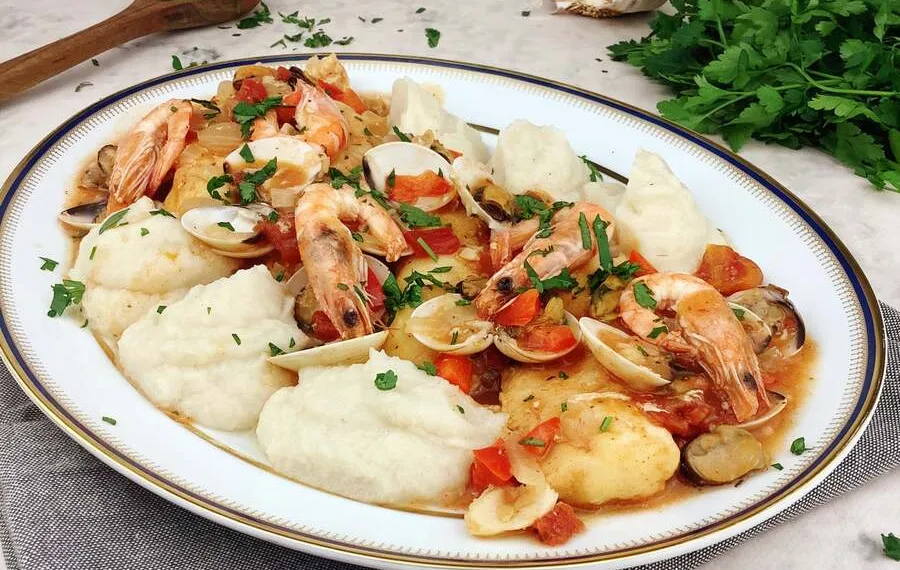 Medalhões de pescada com camarão e natas