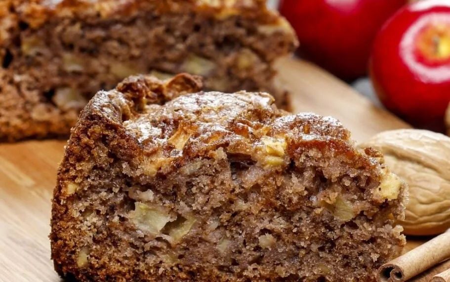 Bolo de maçã com canela e nozes