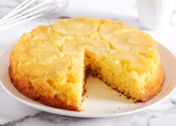 Bolo de ananás e canela húmido e fofinho