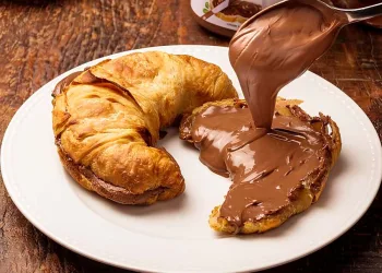 Croissants com nutella simples e deliciosos