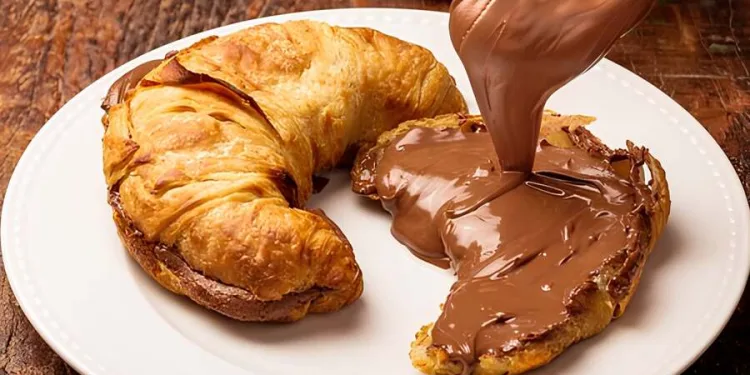 Croissants com nutella simples e deliciosos