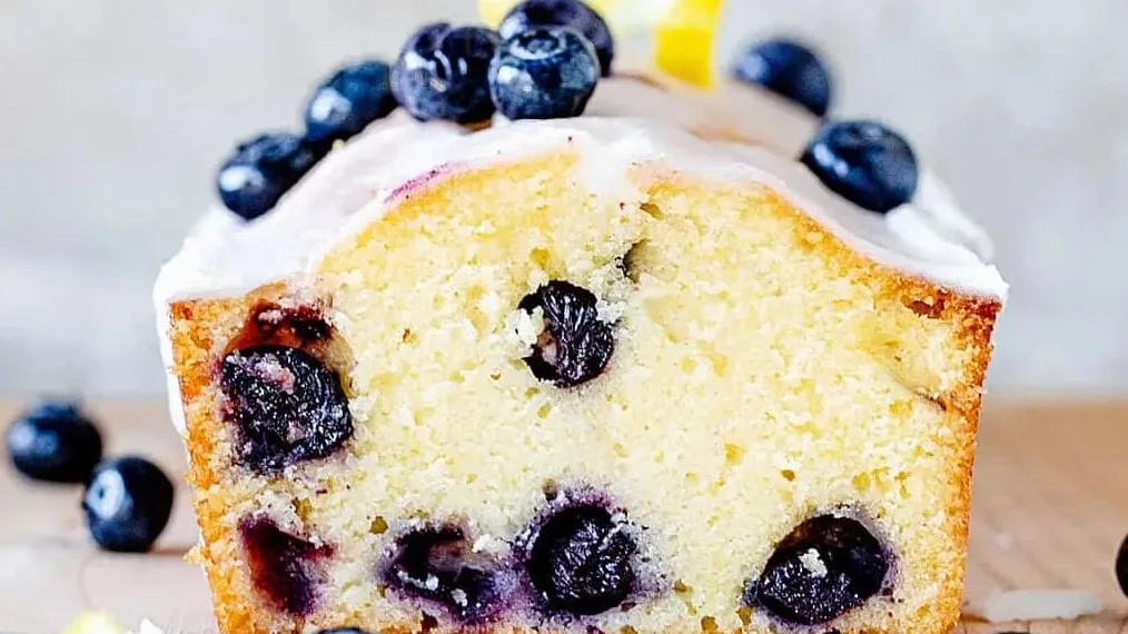 Bolo de limão e mirtilos