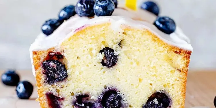 Bolo de limão e mirtilos