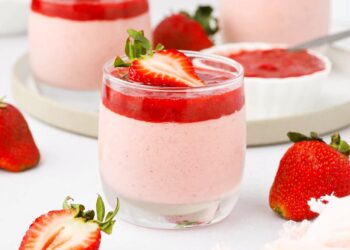 Mousse de morango com gelatina simples e fácil