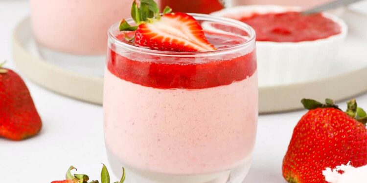 Mousse de morango com gelatina simples e fácil