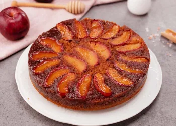 Bolo de maçã com caramelo