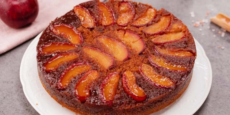 Bolo de maçã com caramelo