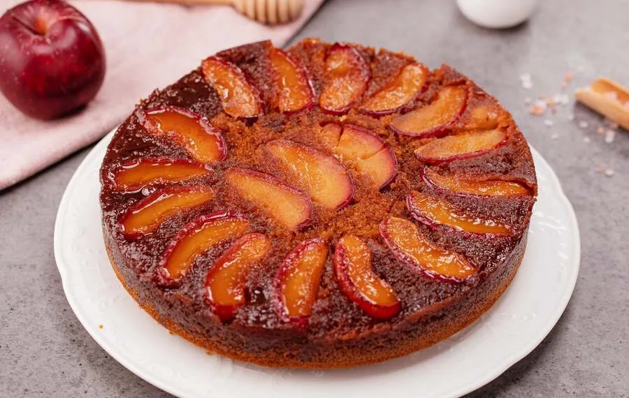 Bolo de maçã com caramelo