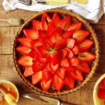 Tarte de chocolate com morangos