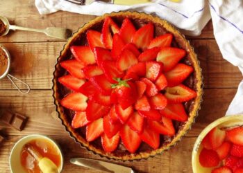 Tarte de chocolate com morangos