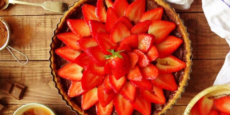 Tarte de chocolate com morangos