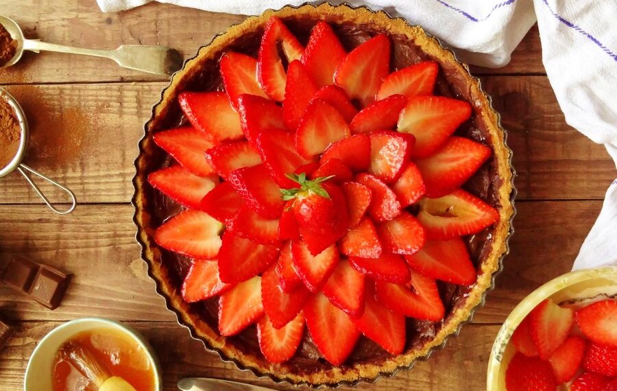 Tarte de chocolate com morangos