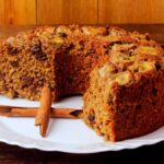 Bolo de banana com passas húmido e fofinho