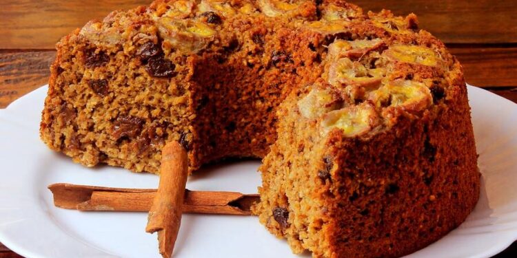 Bolo de banana com passas húmido e fofinho