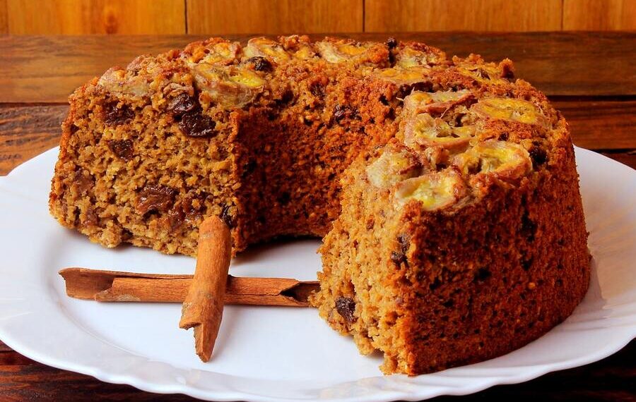 Bolo de banana com passas húmido e fofinho