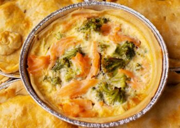 Quiche de salmão e brócolos