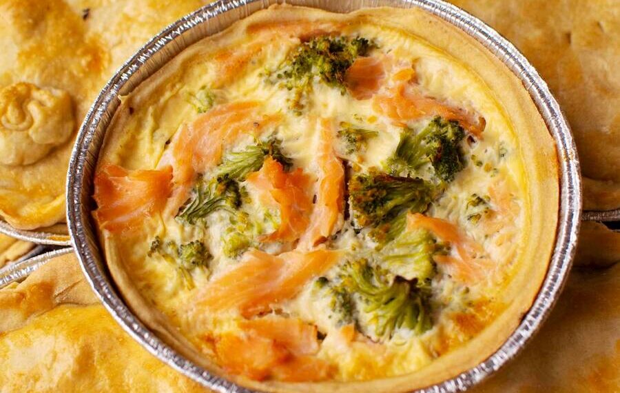Quiche de salmão e brócolos