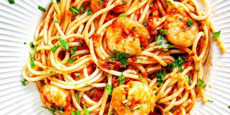 Massa com camarão e tomate