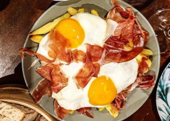 Ovos rotos com bacon