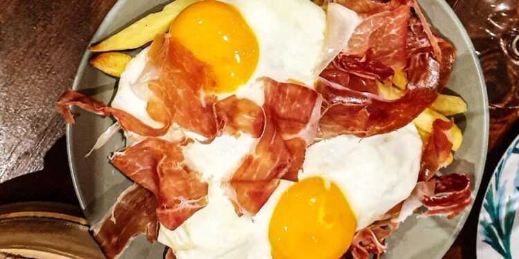 Ovos rotos com bacon