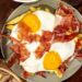 Ovos rotos com bacon
