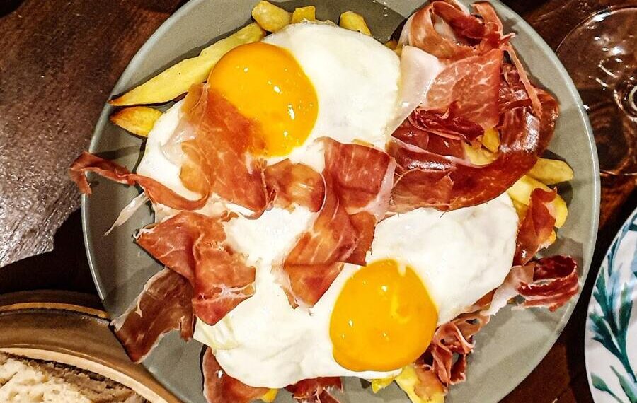 Ovos rotos com bacon