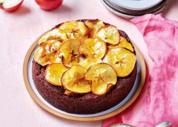 Bolo de maçã e chocolate fácil e delicioso