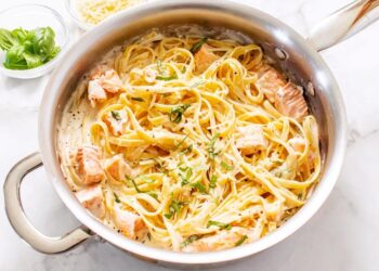 Esparguete com salmão e queijo