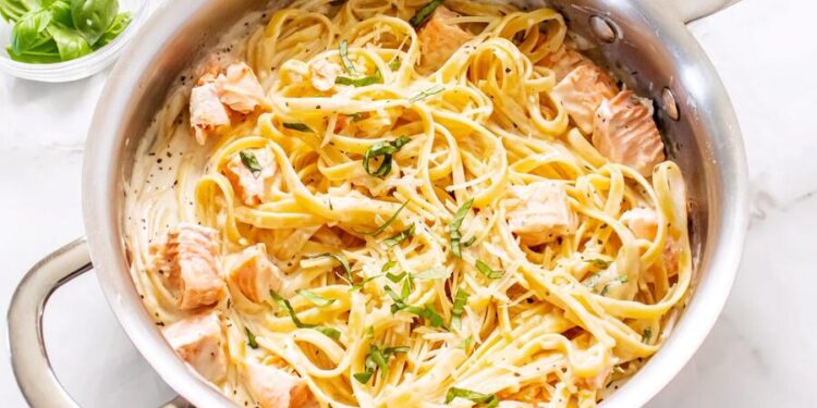 Esparguete com salmão e queijo