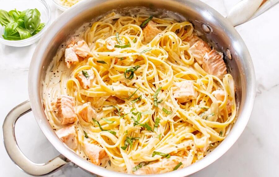 Esparguete com salmão e queijo