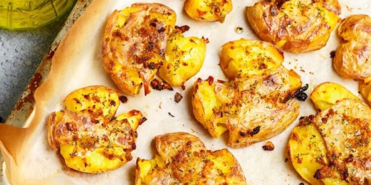 Batatas assadas a murro no microondas