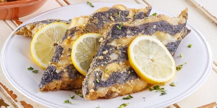 Peixe espada frito à portuguesa