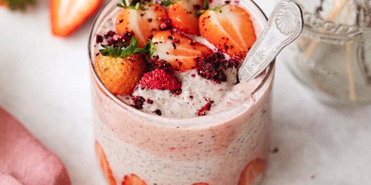 Pudim de chia com morango