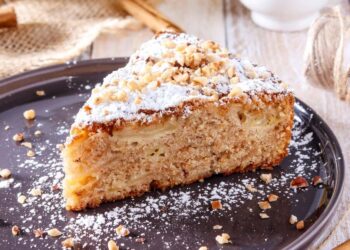 Bolo de nozes e canela