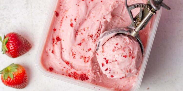 Gelado de iogurte e morango